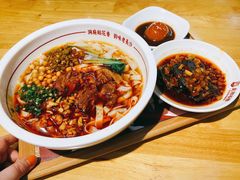 招牌红烧牛肉米粉-呷佬·长沙手工米粉(金沙江路店)