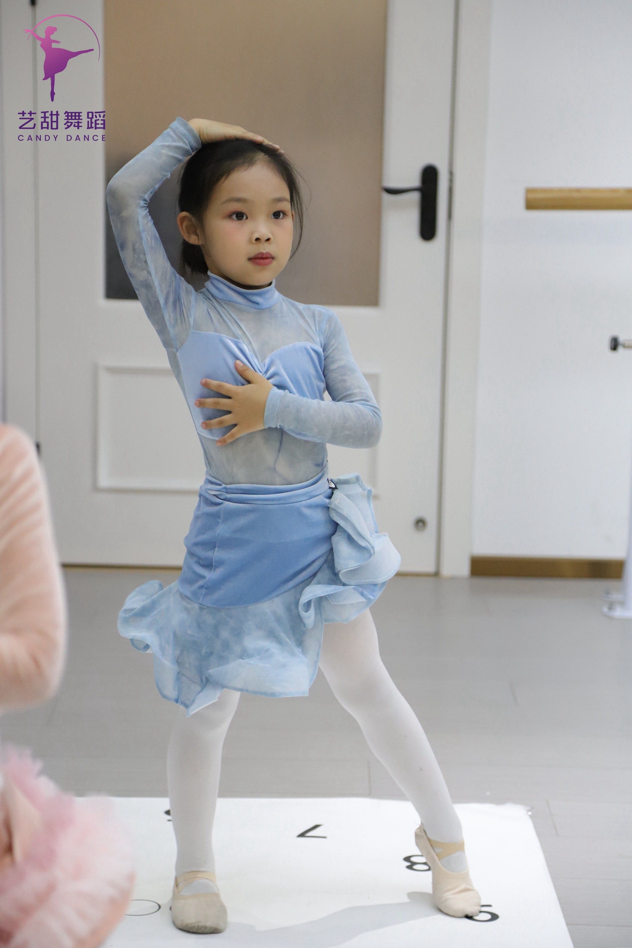 5岁的拉丁女孩居然能跳的这么好