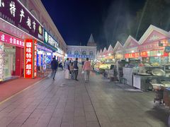 -布尔津河堤夜市