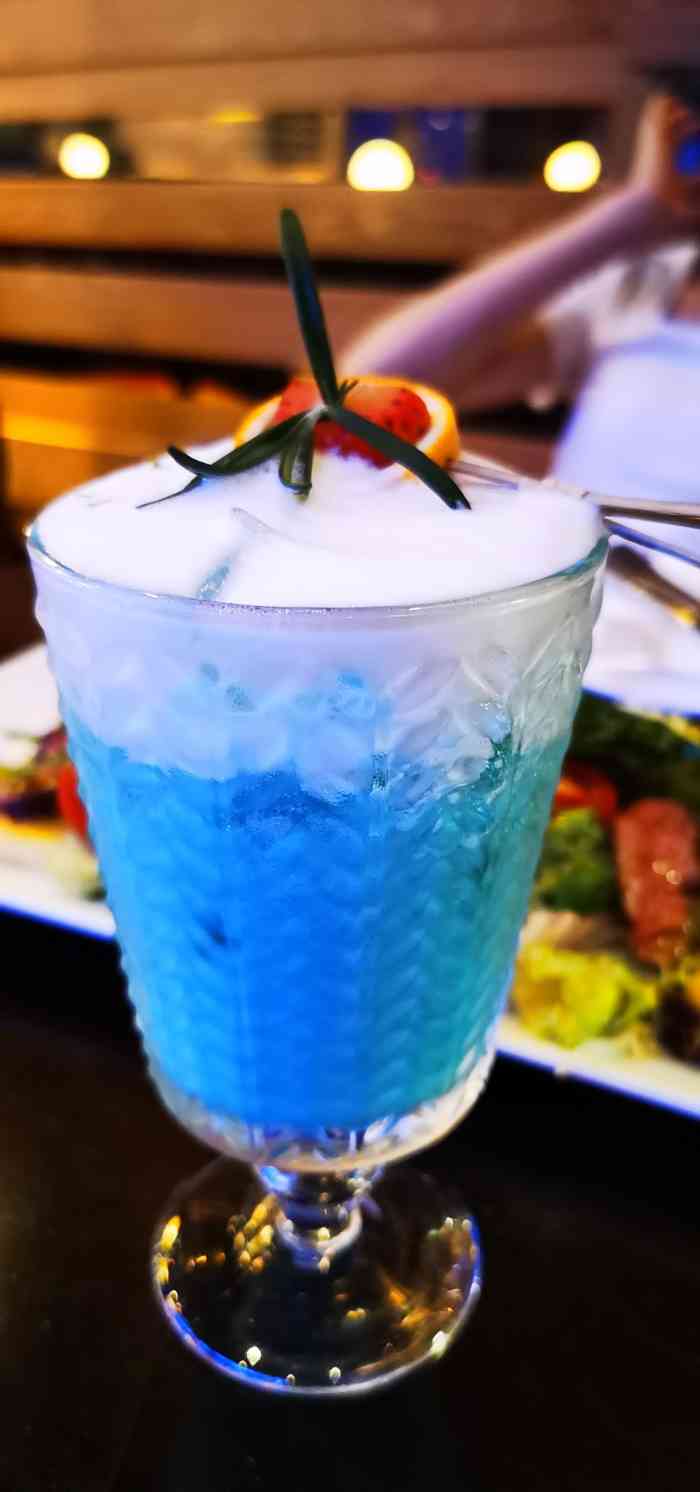 的海陆盛宴「蓝牛蛙海陆盛宴牛肉汉堡」～蓝蛙的环境,有点偏酒吧形式