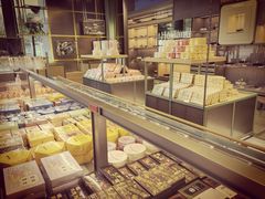 面包甜点陈列柜-Holiland好利来(建邺吾悦广场Lab主题店)