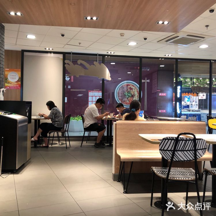 来一个 圆筒冰淇淋  麦当劳