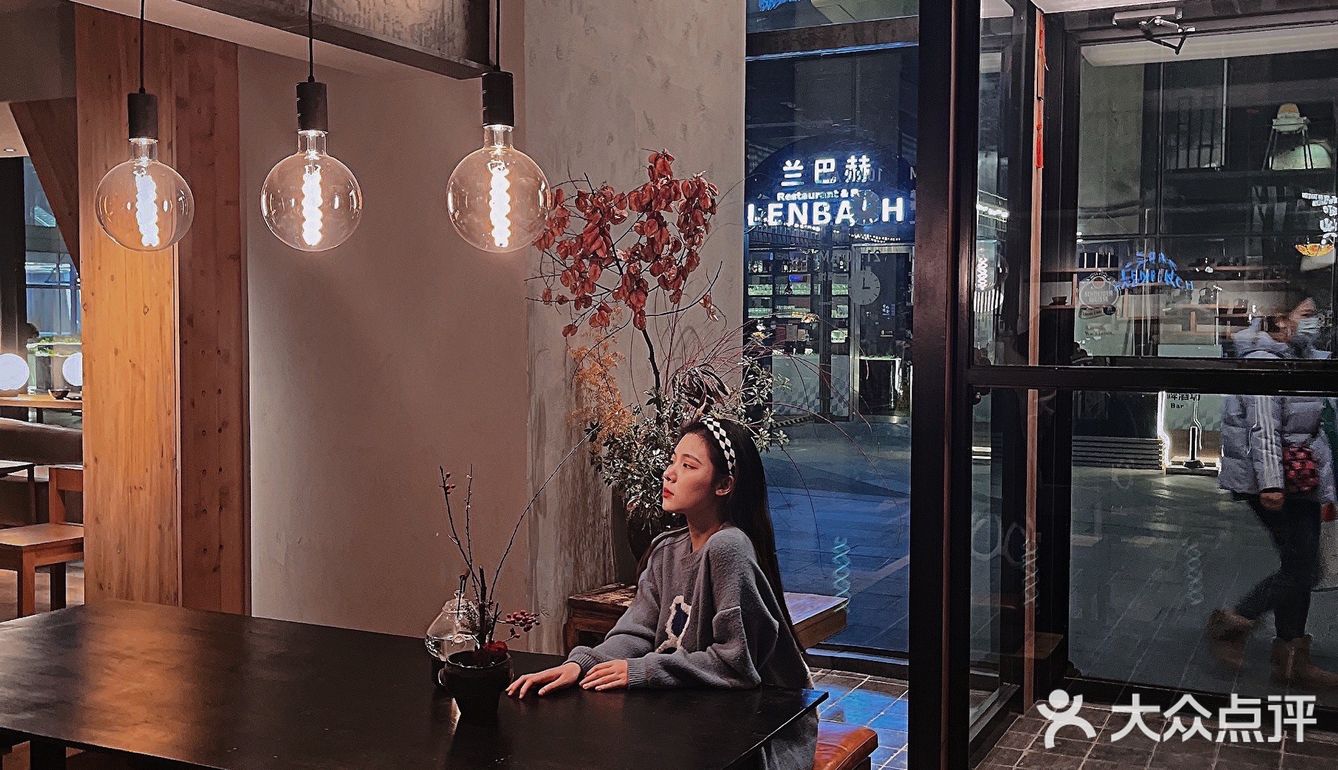 这家可以称为沈阳的神仙餐厅～ 店内环境装修非常有设计