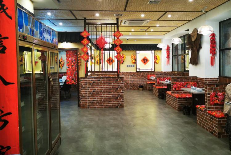 老关东铁锅炖-"[薄荷]环境: 店面很大,招牌很显眼,还.