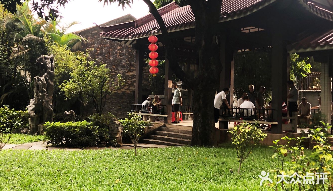 隐藏在老城区别致的小公园