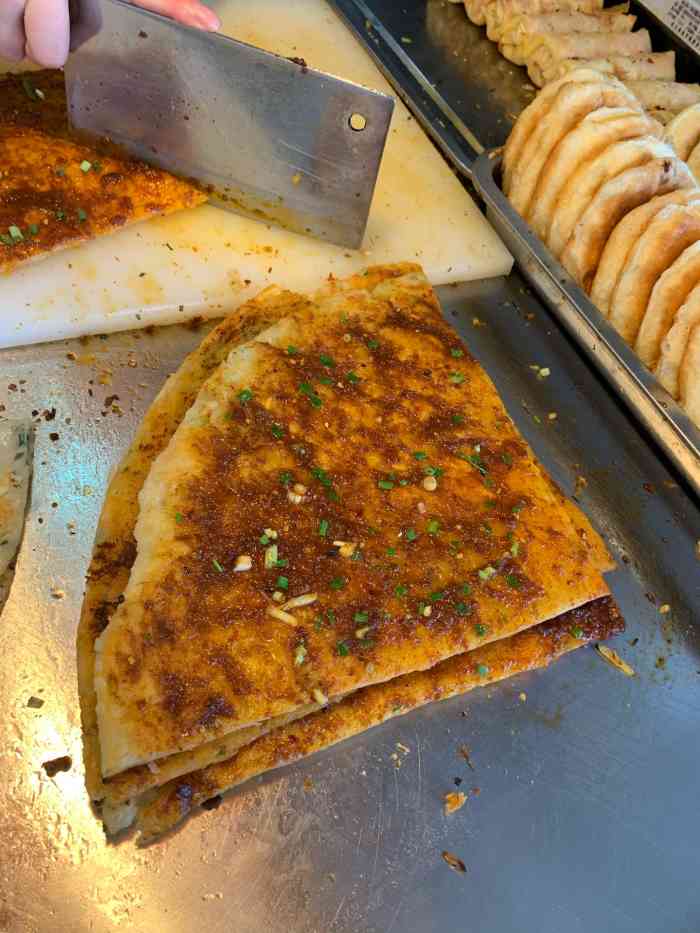 八九点左右他们就差不多卖完了,去晚了还吃不到呢!