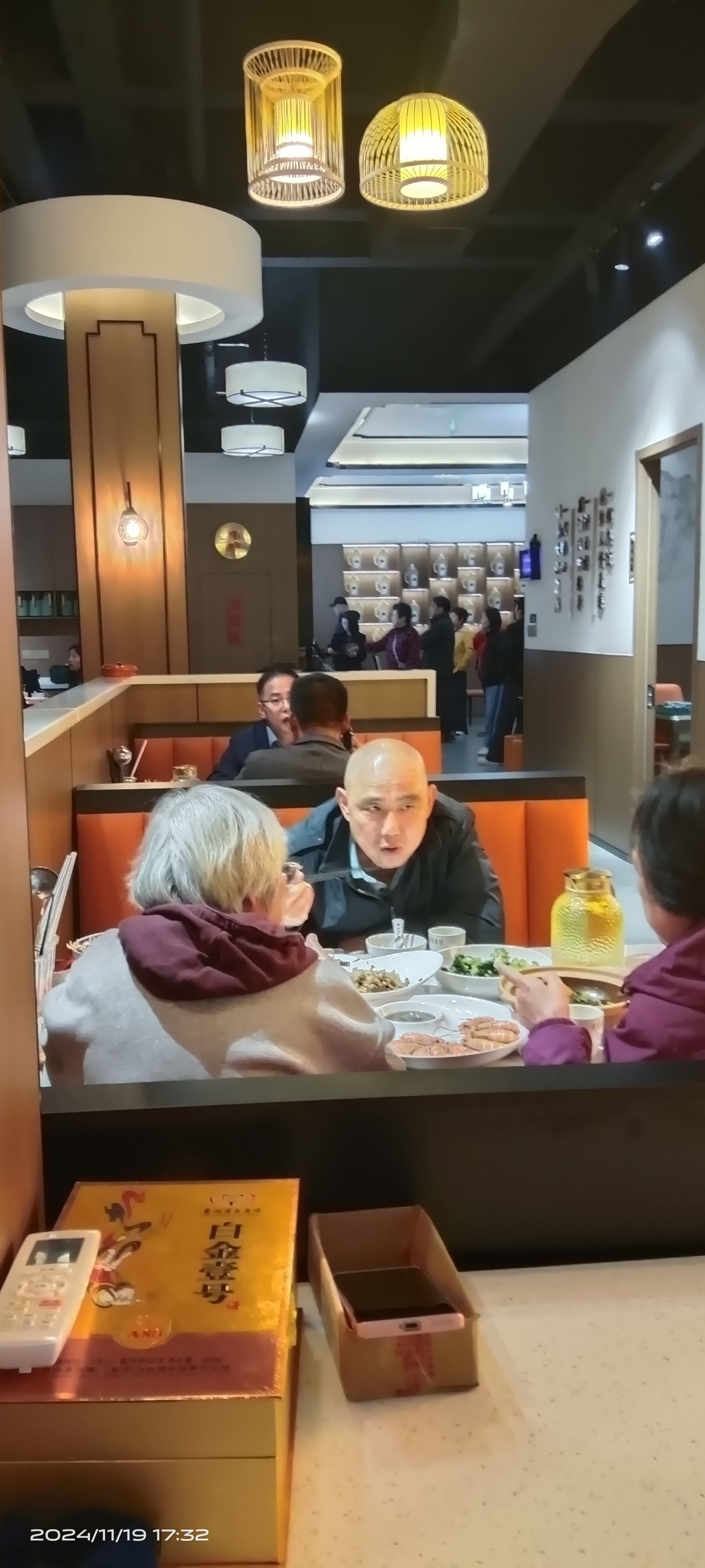 今天晚上去吃饭,包厢全部满了,外面也是好