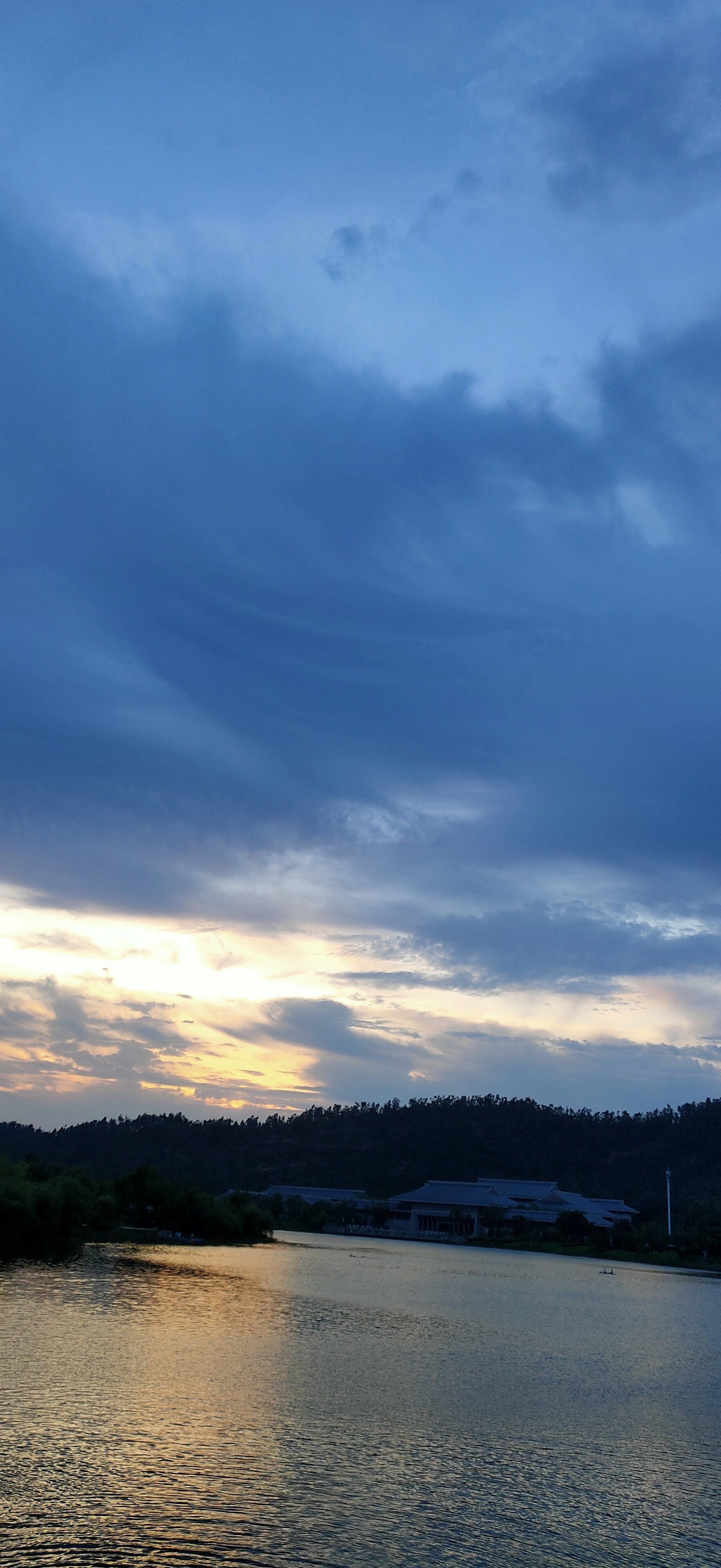 晚霞染红了天空