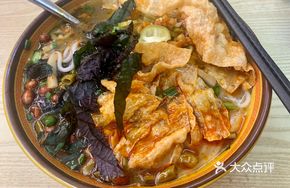 Mixed Ingredients Clay Pot Snail Rice Noodles