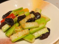 蒜蓉木耳炒海南丝瓜-闻见中国海南菜(K11店)
