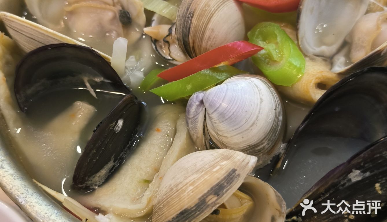 位子不多,可以提前电话预定。总体的食材都很新鲜的