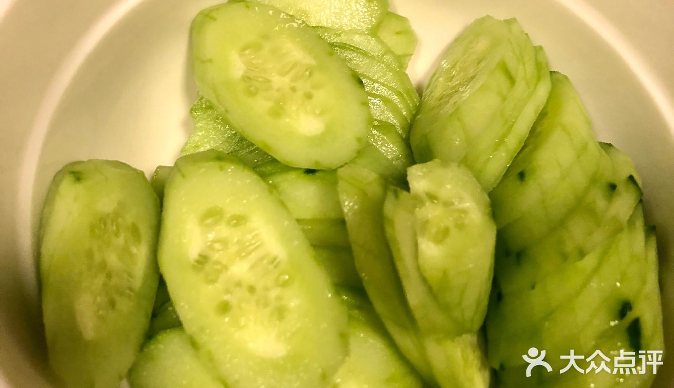 一盘适合夏天的超级简单凉拌黄瓜