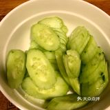 一盘适合夏天的超级简单凉拌黄瓜