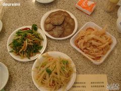 凉拌金针菇+鸡爪+土豆丝+蜂蜜莲藕-老班长手工灌汤包老店(东山店)