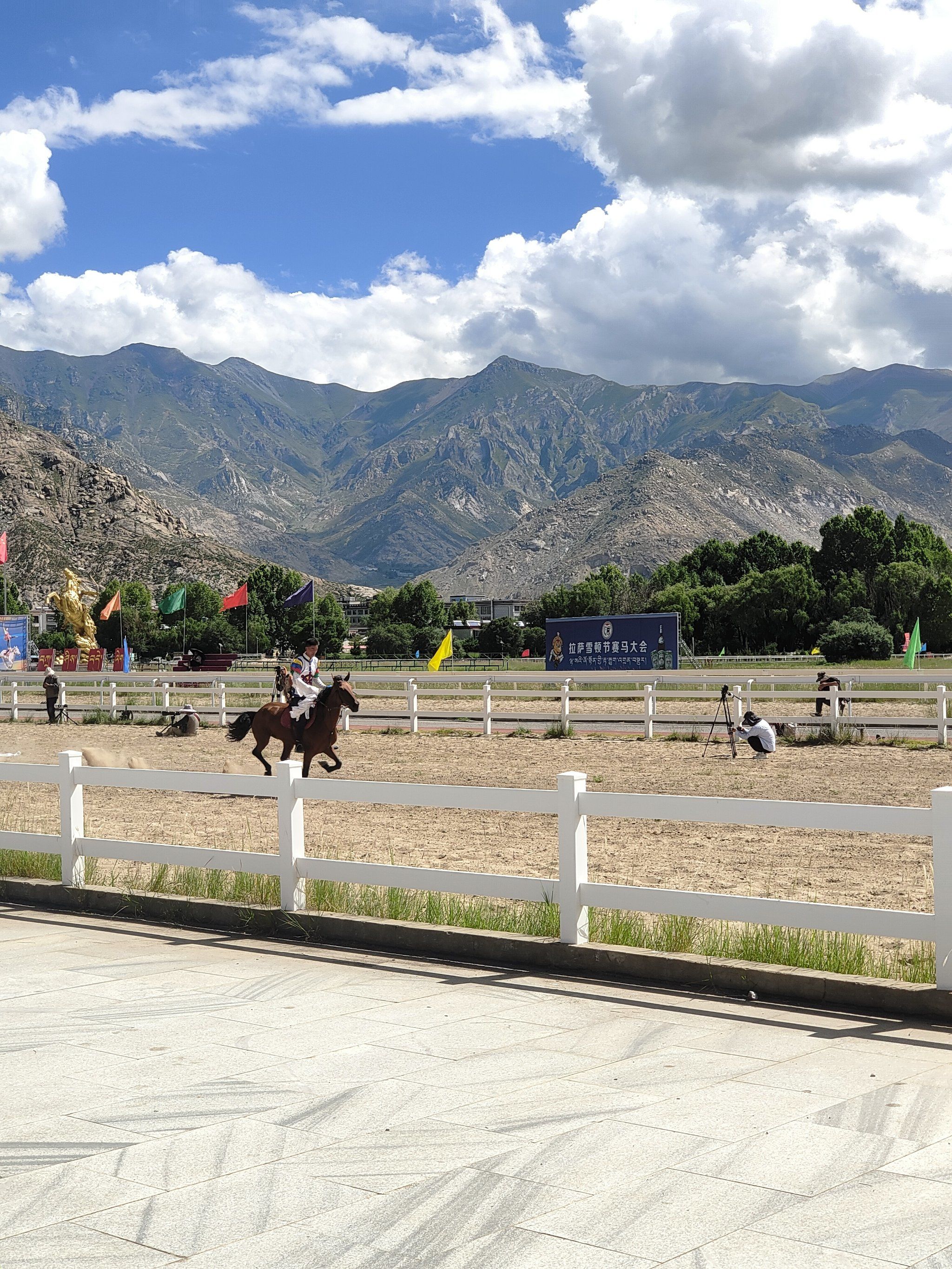看一看拉萨雪顿节赛马
