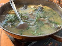 -亮河湾山庄