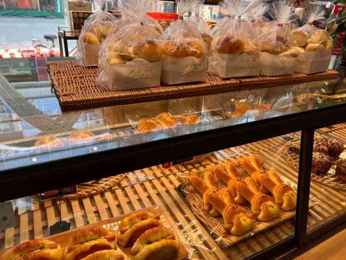 法颂(法颂恒隆店)-"面包和蛋糕都很好吃 买的生日蛋糕包装也很.