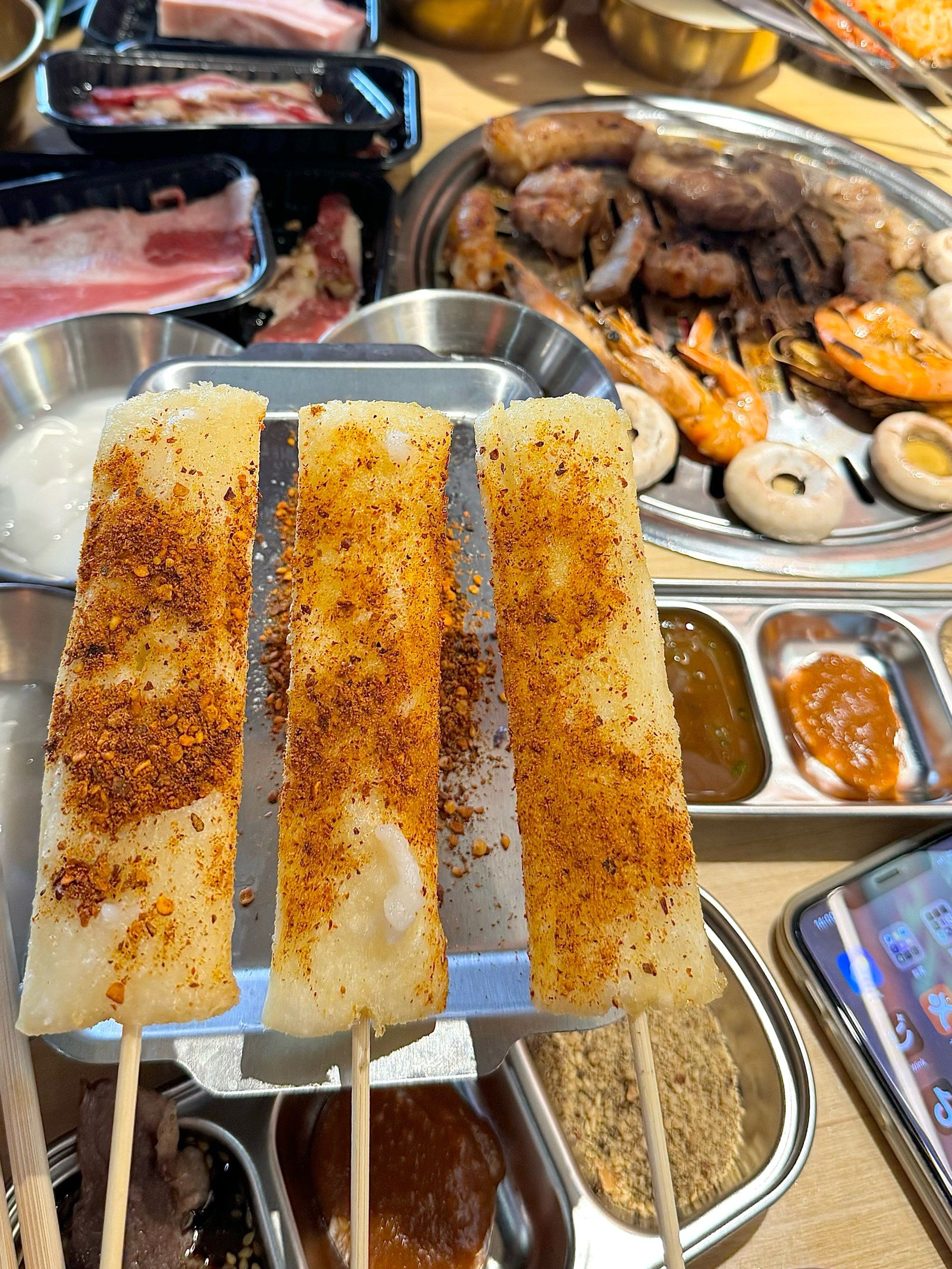 ⋯没想到自助烤肉店还有米酒,烤年糕,椰奶冻,辛拉面⋯