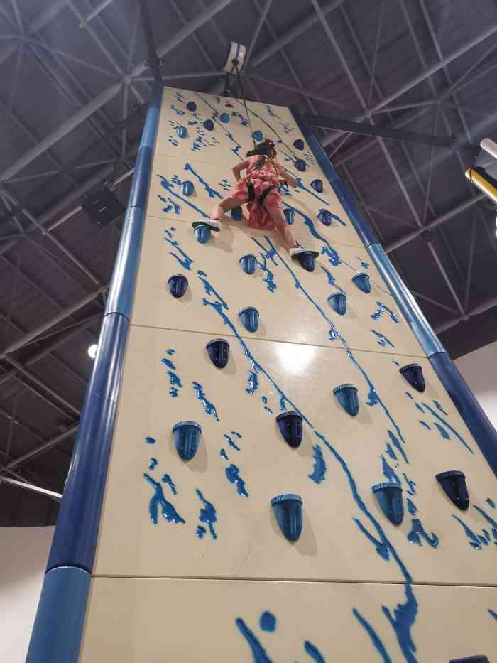sports科技潮流运动馆(in99店)-"在银泰中心科技潮流运动馆,很多攀岩
