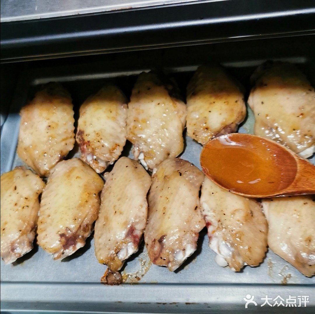 自家製蜜糖雞翼和冬菇瑤柱海鮮水菜豆苗煲