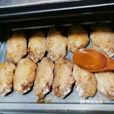自家製蜜糖雞翼和冬菇瑤柱海鮮水菜豆苗煲