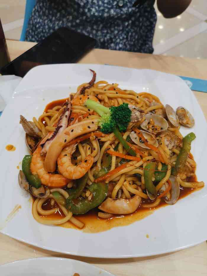 海鲜见面(金鼎利群店)-"店在超市出口处,有些难找,面的味道很好,.