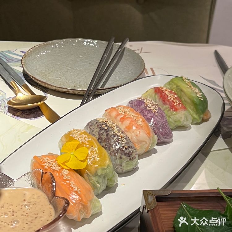 在花丛中吃一顿西餐是什么体验 恒隆五楼新开的西餐厅环