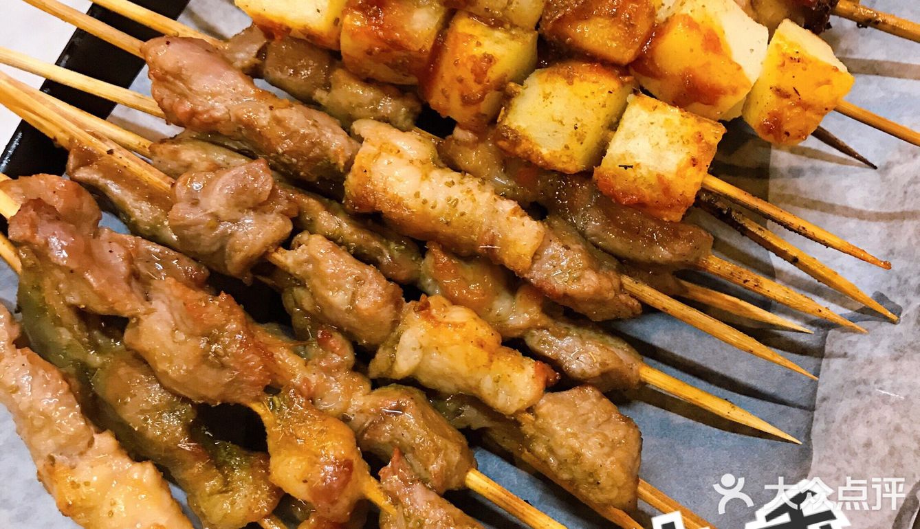 夏日初尝砂锅烤串，秘制烤鸡腿肉果然甜美配酒