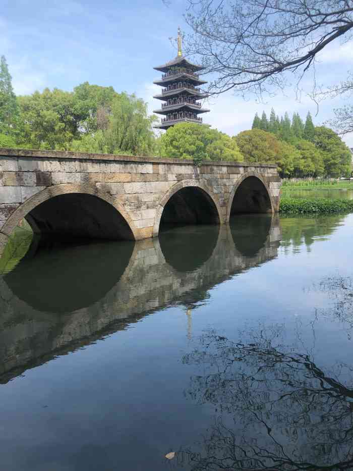 垂虹公园-"吴江垂虹桥公园就在松陵镇中心附近,我们吃.