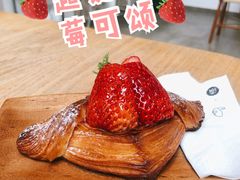 草莓可颂-怪 kafe.