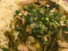 酸菜肉丝米粉-丁丁猫重庆小面(徐州路店)
