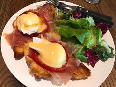 班尼迪克蛋-Common Table · Brunch & Coffee