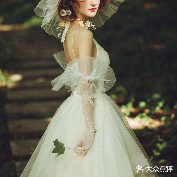 今天和大家分享一组轻复古森系婚纱客片作品