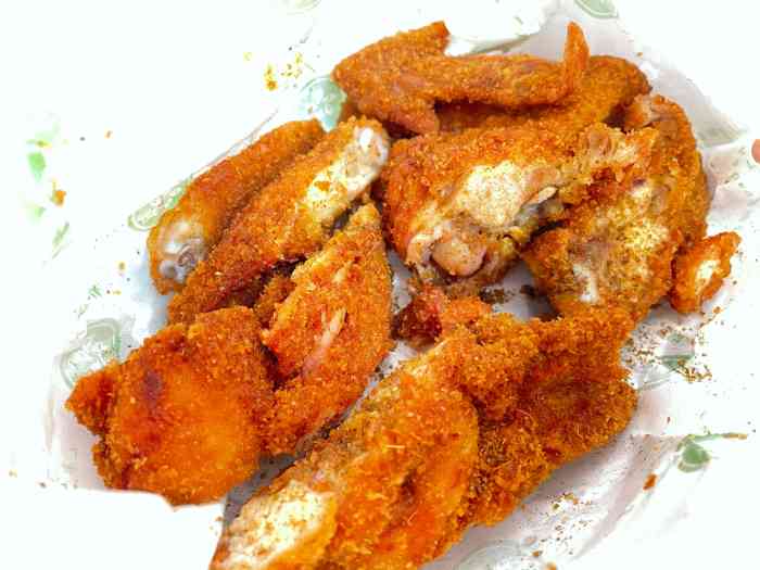 杨记炸鸡应该是裹得面包糠 炸鸡非常入味 推荐炸鸡翅 一段时间不吃就