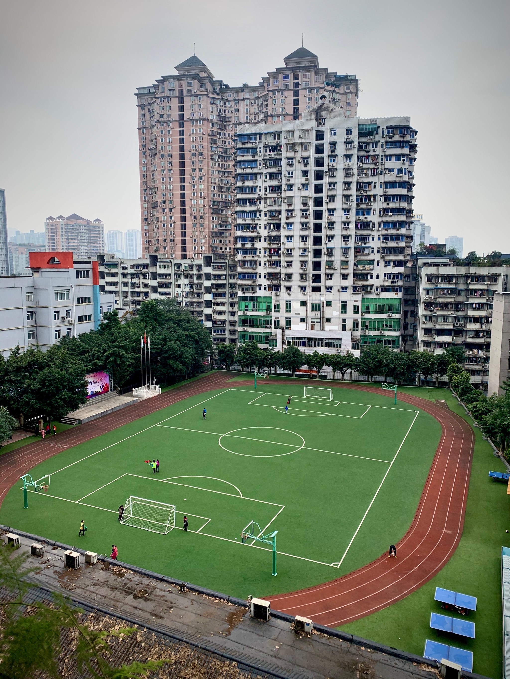 天台岗小学是南岸区重点小学,现在已经发展