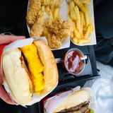 牛肉汉堡，确实不错。有芝士的香味，有洋葱的陪伴。一个