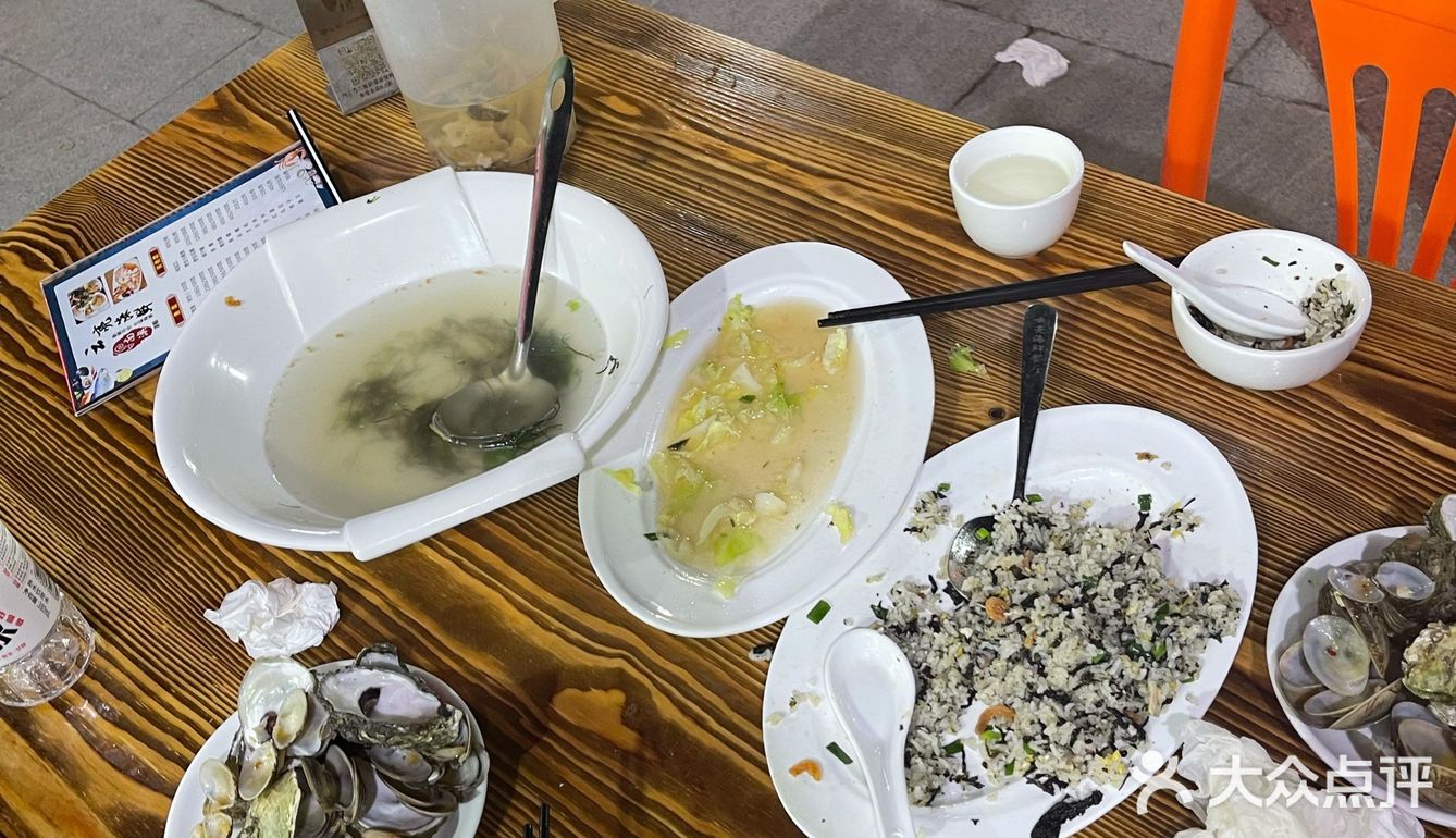服务态度超差，东西又贵又难吃。上菜巨慢！！！