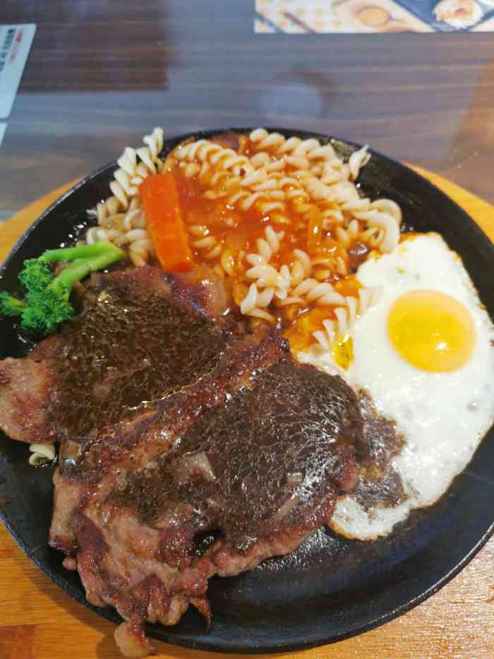 豪享来牛排·中西简餐(黄河路店)-"红酒的那个牛排根本就没怎么吃,全