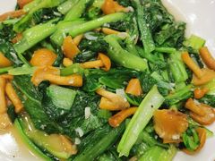 滑子蘑小白菜-天添纸包鸡家常菜