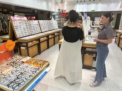 -美式眼镜·授权蔡司.依视路.尼康.豪雅.明月(人民广场店)