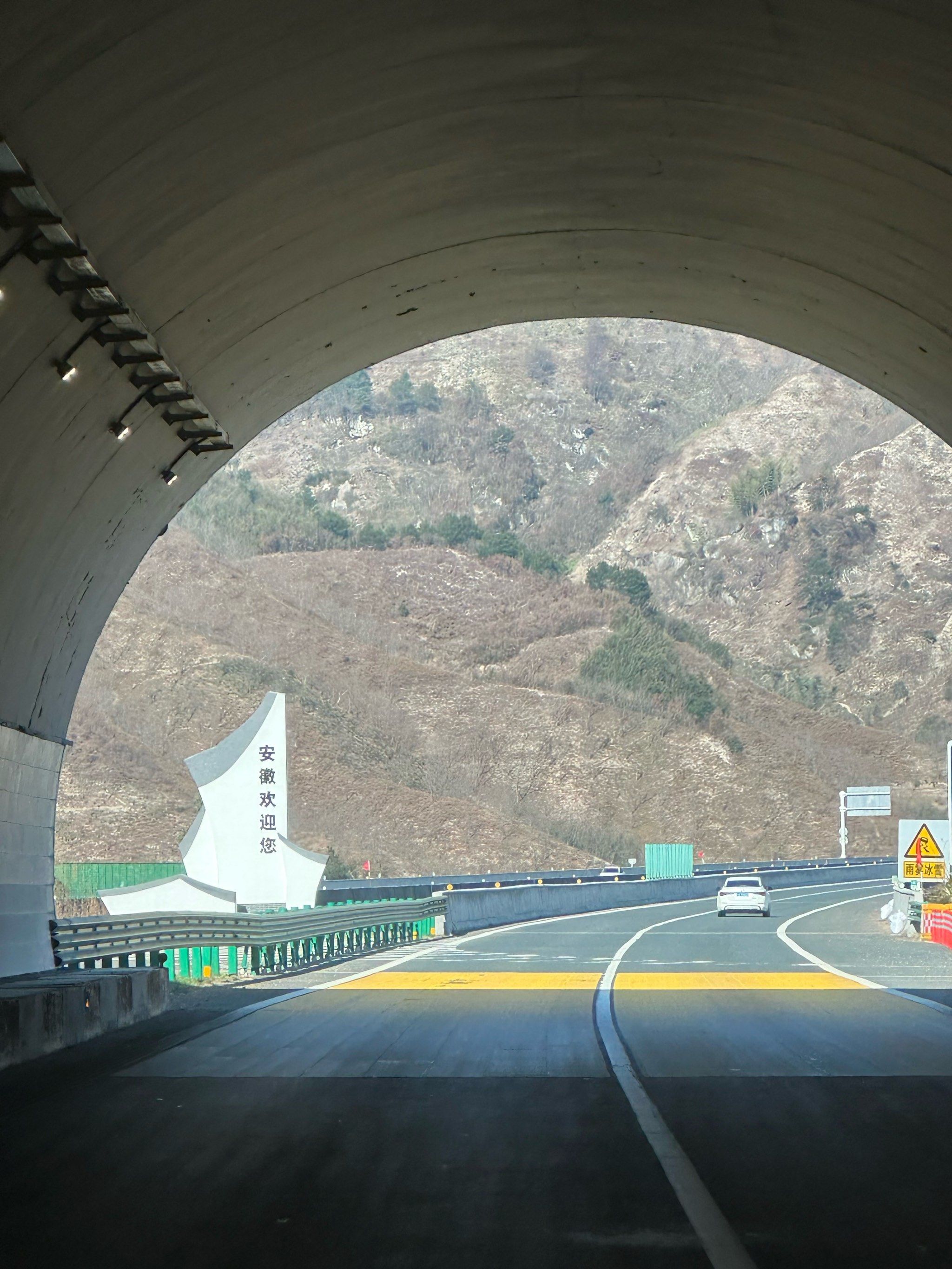 n
高速上一路向安徽进发,
导航语音播报进入千秋关隧道
听
