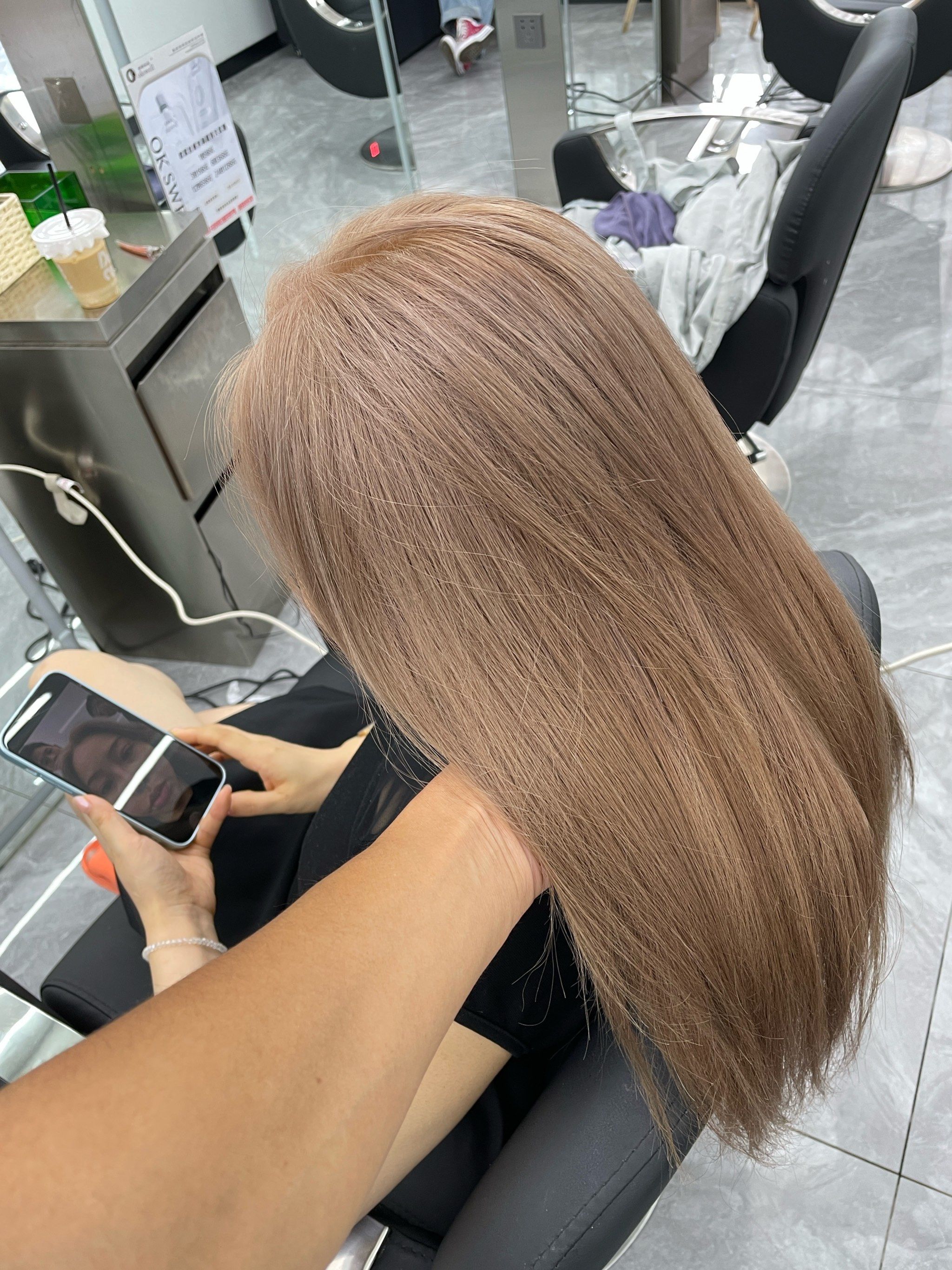 超级显白的发色 奶茶发色