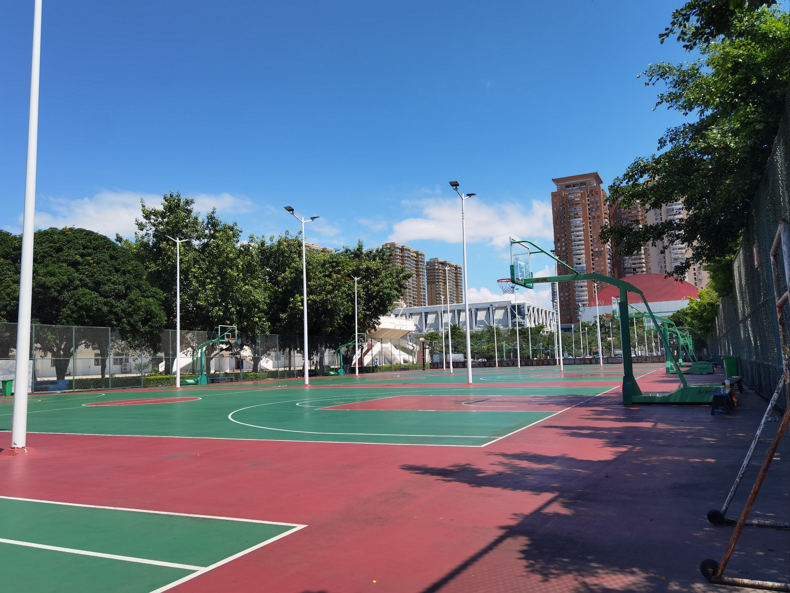 0元玩转这座城正午的篮球场