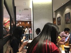 等位区-Awfully Chocolate(来福士广场店)