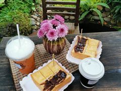 -Chom Cafe and Restaurant