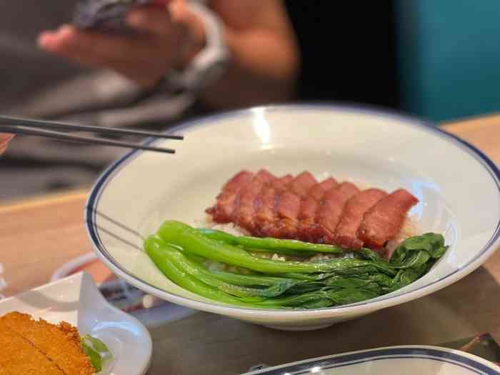 香港新曜记茶餐厅(万泰城店"鸭腿饭有点油腻,吃不完,环境还可以.