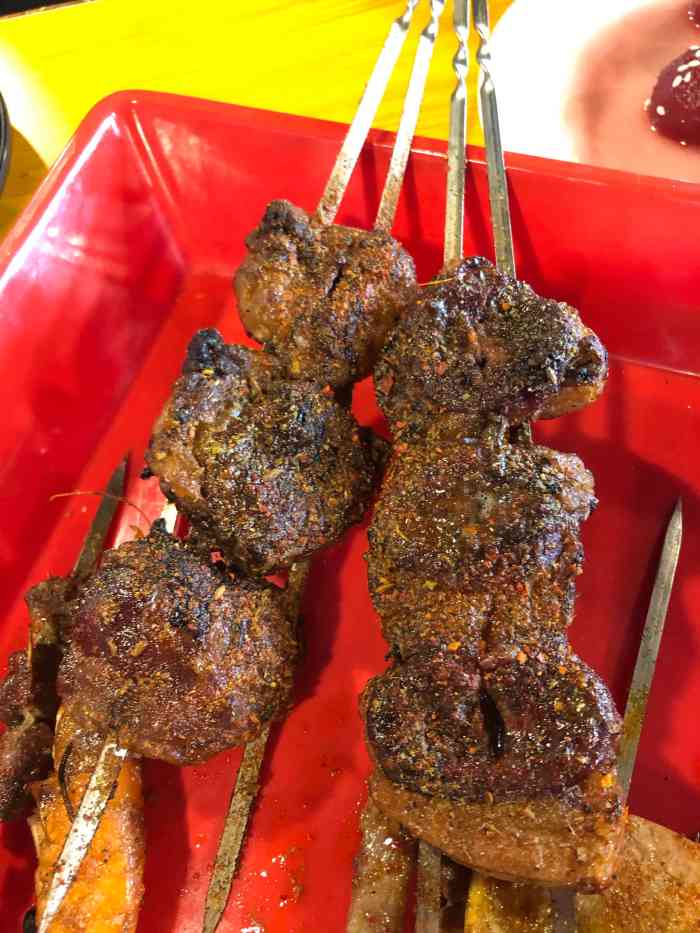 开心一百串-"中午跟小伙伴出去办事儿的路上说找口吃的,.