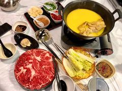 浓厚原只鸡煲花胶汤-鲜入围煮花胶鸡海鲜火锅