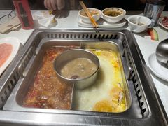 三味锅（菌汤+骨汤+牛油辣）-巴奴毛肚火锅(广益哥伦布店)