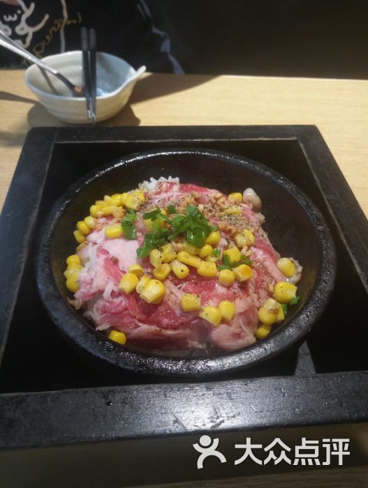 黑椒石锅牛肉饭